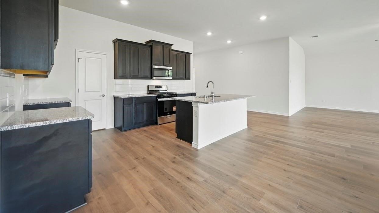2112 Eugene St - Photo 5 of 31
