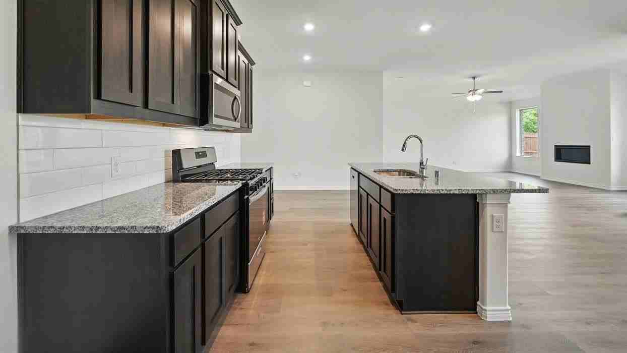 2112 Eugene St - Photo 6 of 31