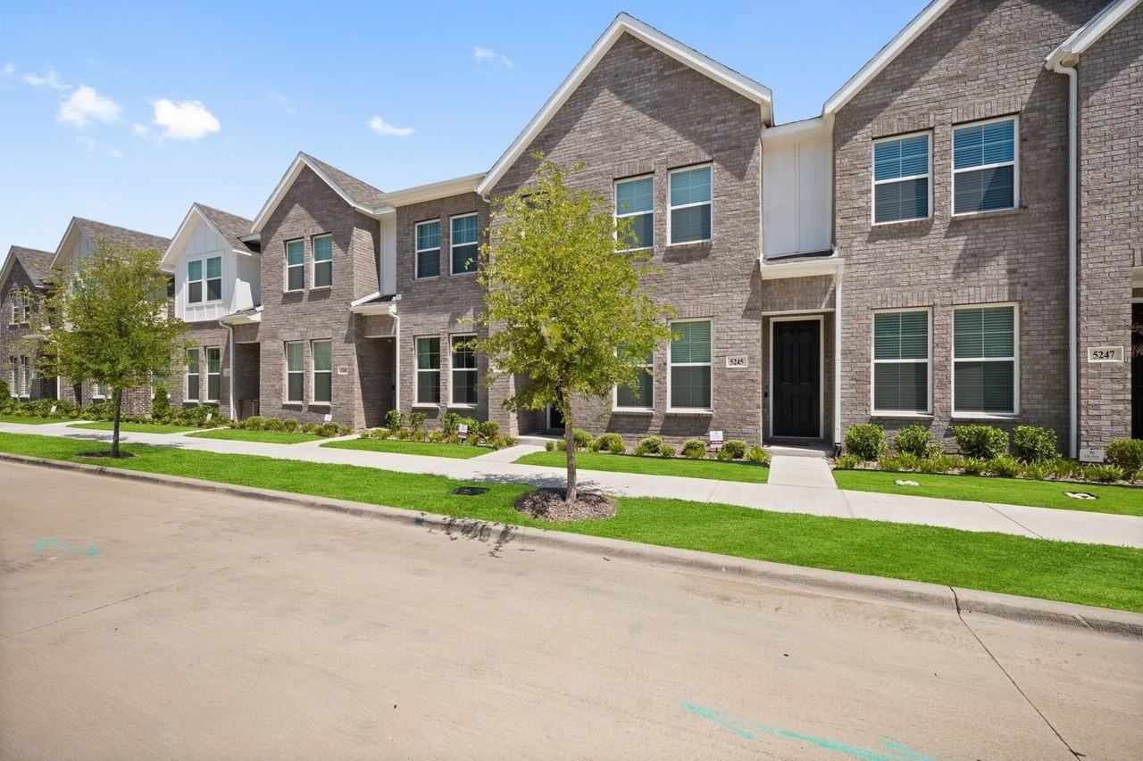 5243 Legacy St - Photo 3 of 24