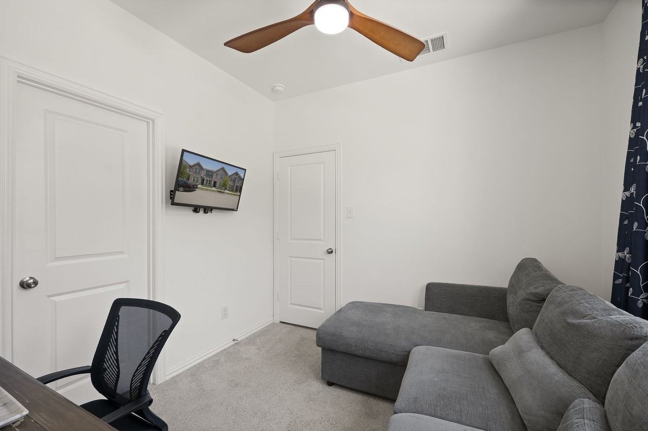 5243 Legacy St - Photo 6 of 24