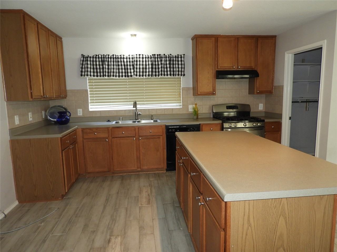 3900 Coloma Dr - Photo 5 of 18