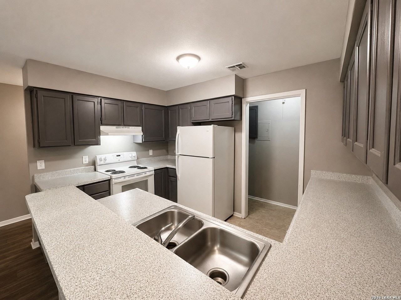 4704 Oakfield Way - Photo 4 of 18
