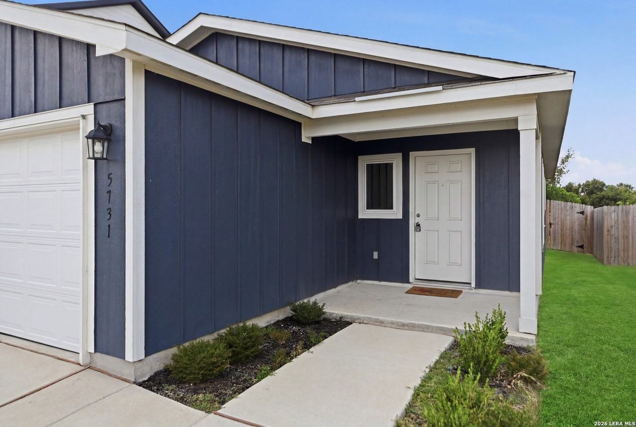 5731 Falcon Pt - Photo 2 of 34