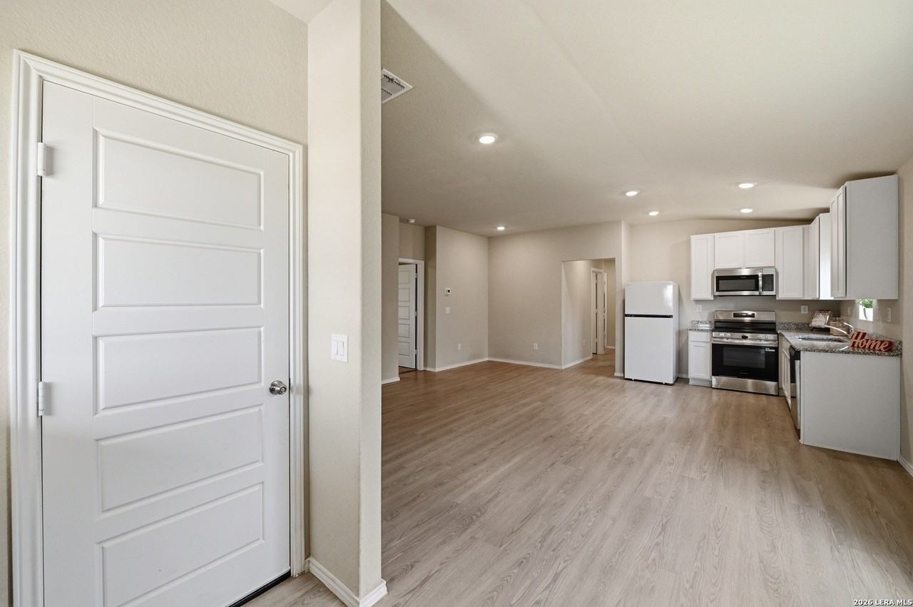 5731 Falcon Pt - Photo 3 of 34