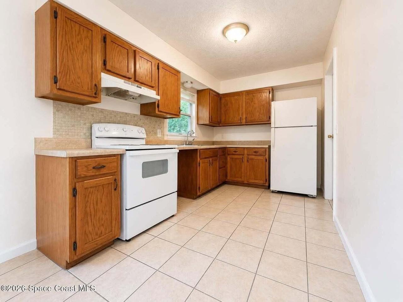 2028 Rollins Dr - Photo 3 of 11