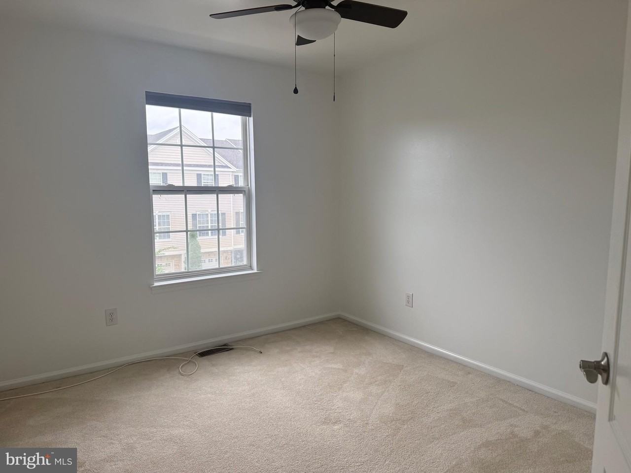 121 Acorn Dr - Photo 2 of 20