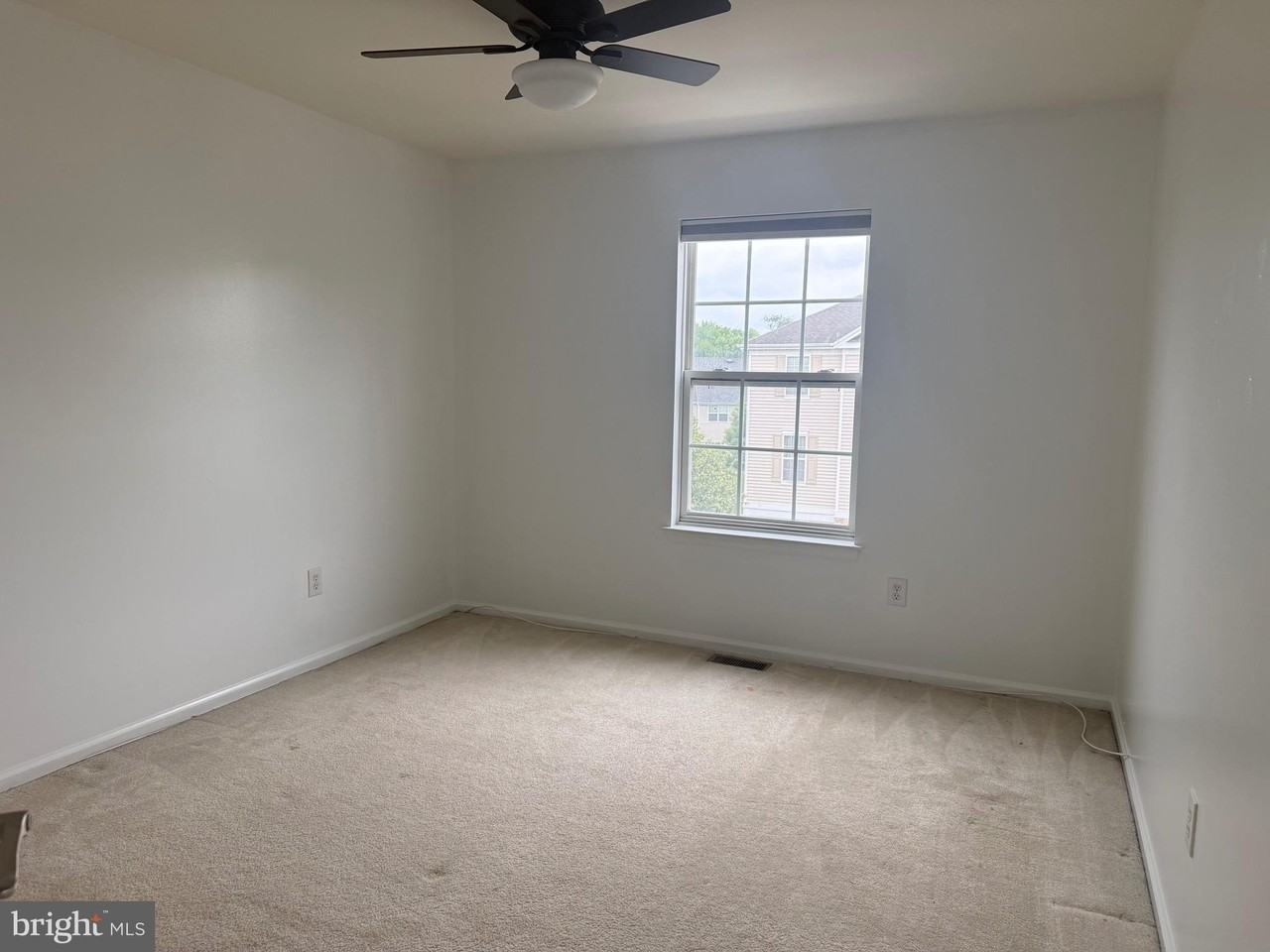 121 Acorn Dr - Photo 3 of 20