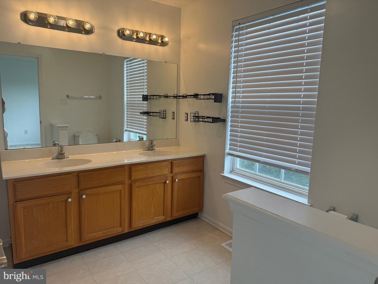 121 Acorn Dr - Photo 4 of 20