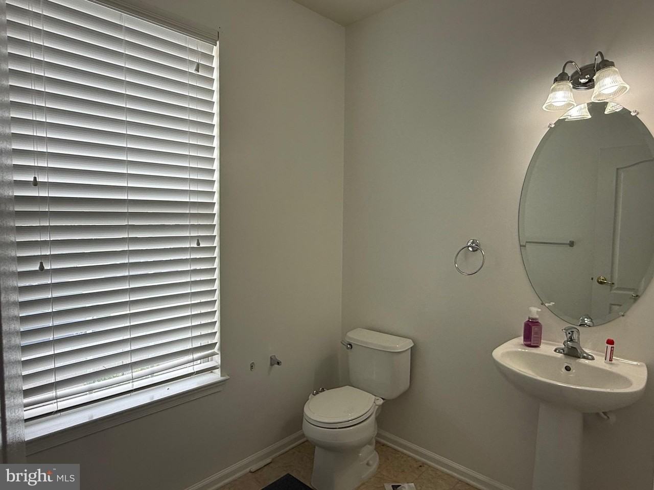 121 Acorn Dr - Photo 7 of 20
