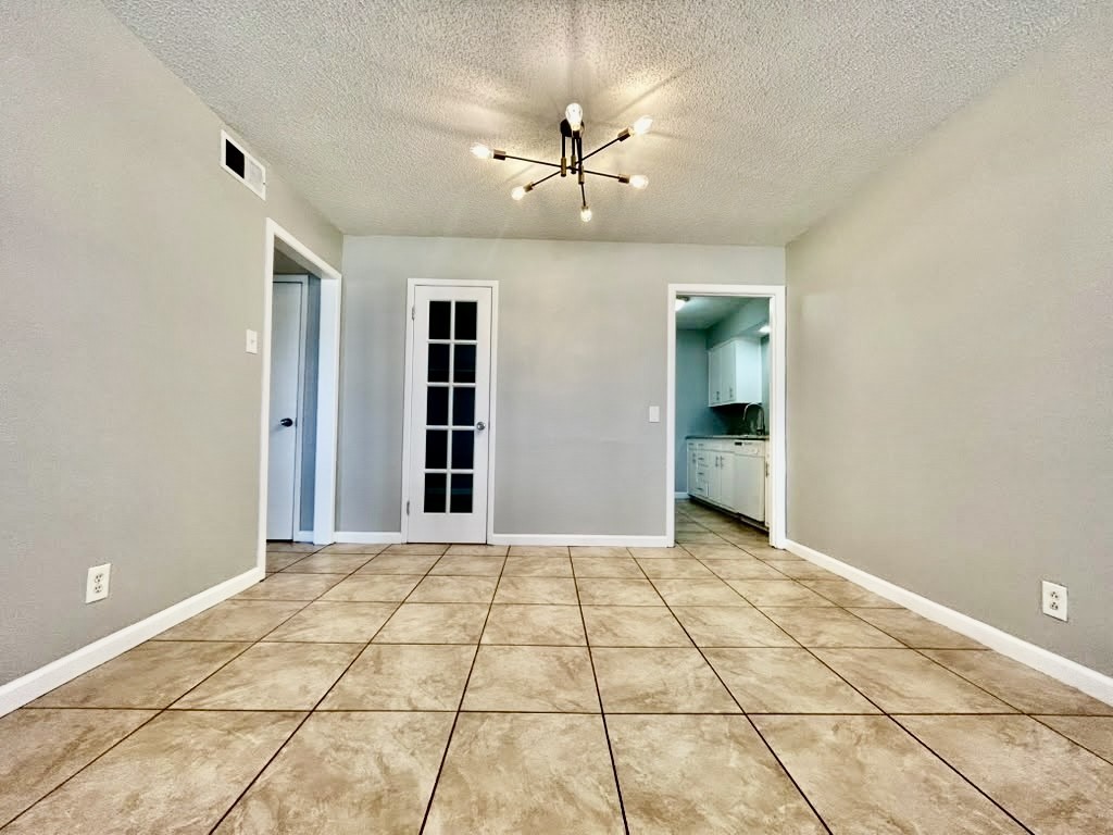 3815 Englewood Cir #3815 - Photo 4 of 17