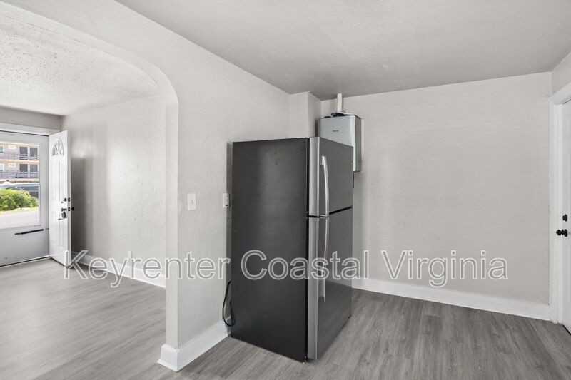 9569 6th Bay St #B - Photo 3 of 10