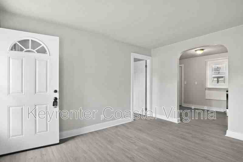 9569 6th Bay St #B - Photo 4 of 10
