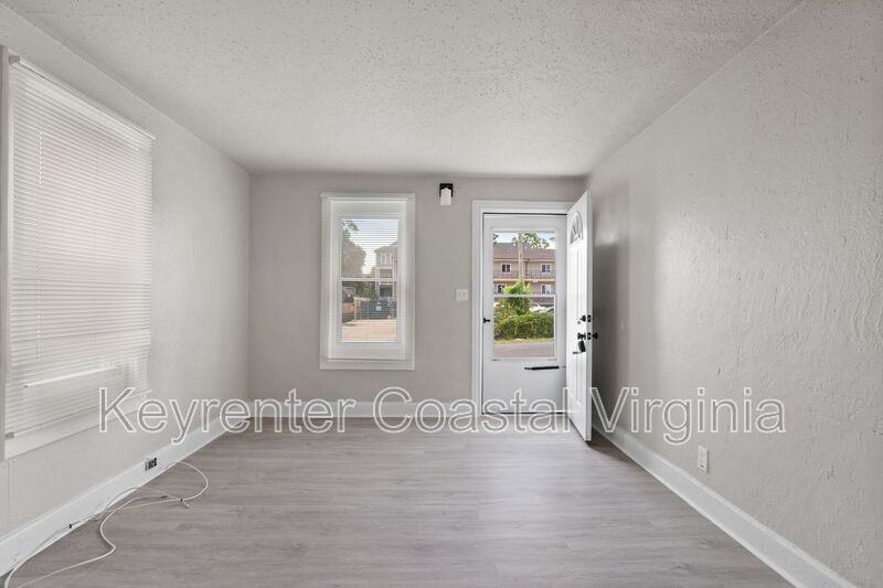 9569 6th Bay St #B - Photo 6 of 10