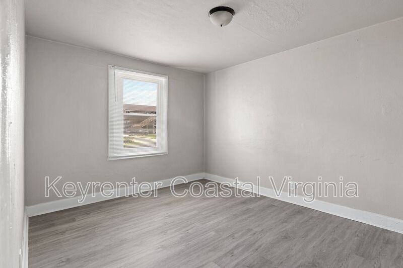 9569 6th Bay St #B - Photo 7 of 10