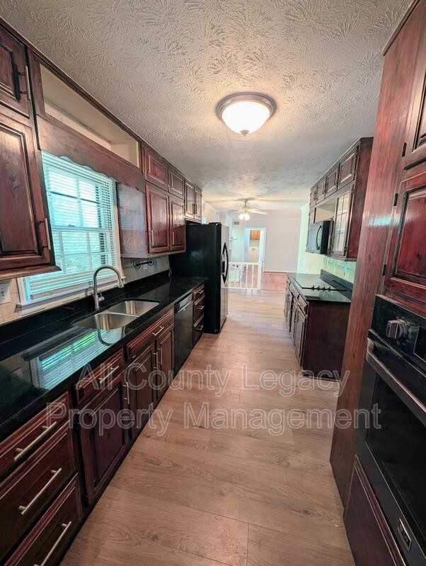 1422 Fairfield Dr Sw - Photo 2 of 14