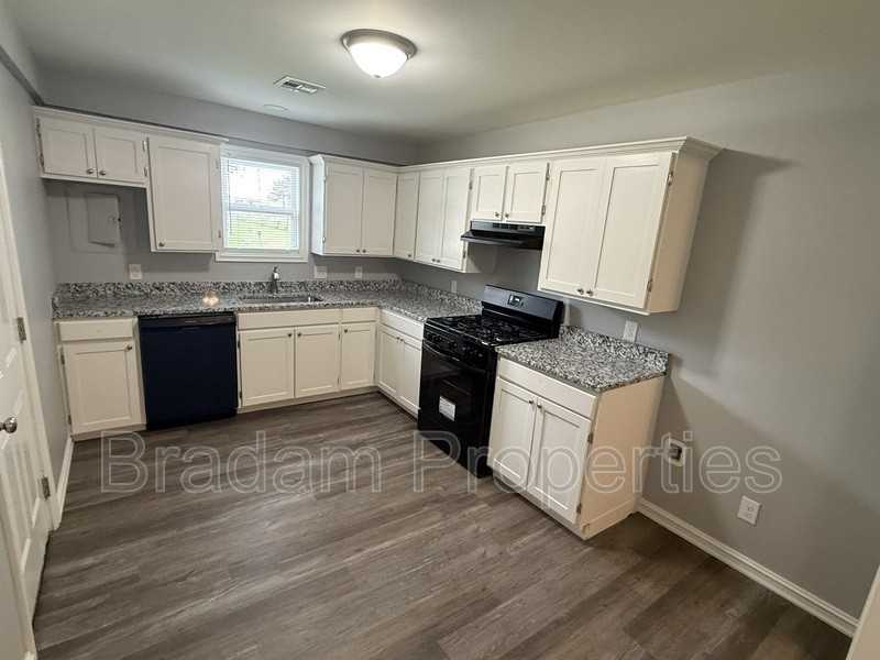 402 S Cedar St - Photo 2 of 9