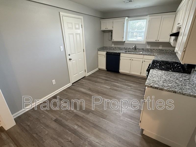 402 S Cedar St - Photo 3 of 9
