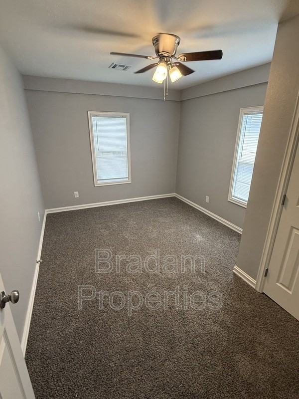 402 S Cedar St - Photo 5 of 9