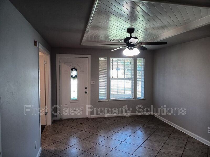 1205 S Howard Ave - Photo 4 of 37