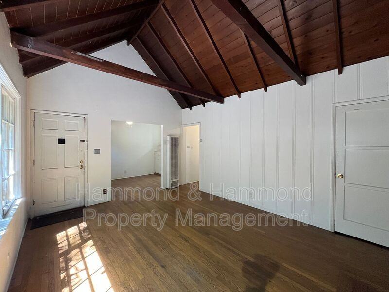 11044 Otsego St - Photo 3 of 12