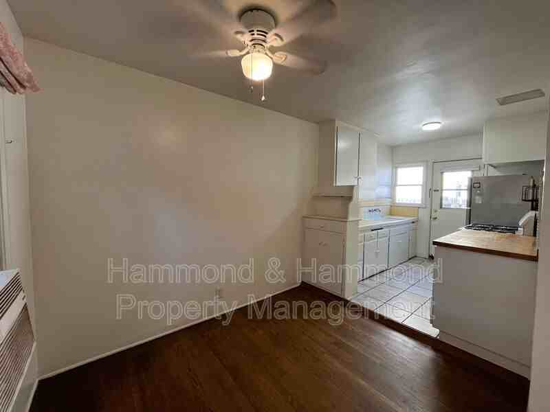 11044 Otsego St - Photo 5 of 12