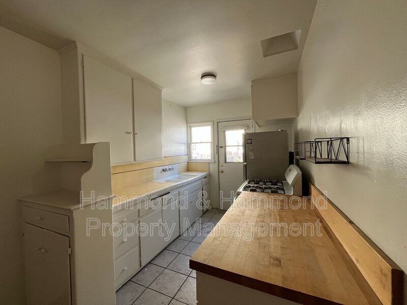 11044 Otsego St - Photo 6 of 12