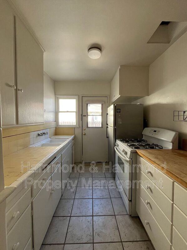 11044 Otsego St - Photo 7 of 12