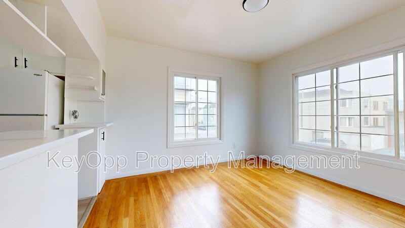 2337 Judah St - Photo 4 of 11