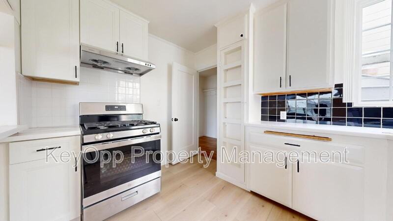 2337 Judah St - Photo 6 of 11