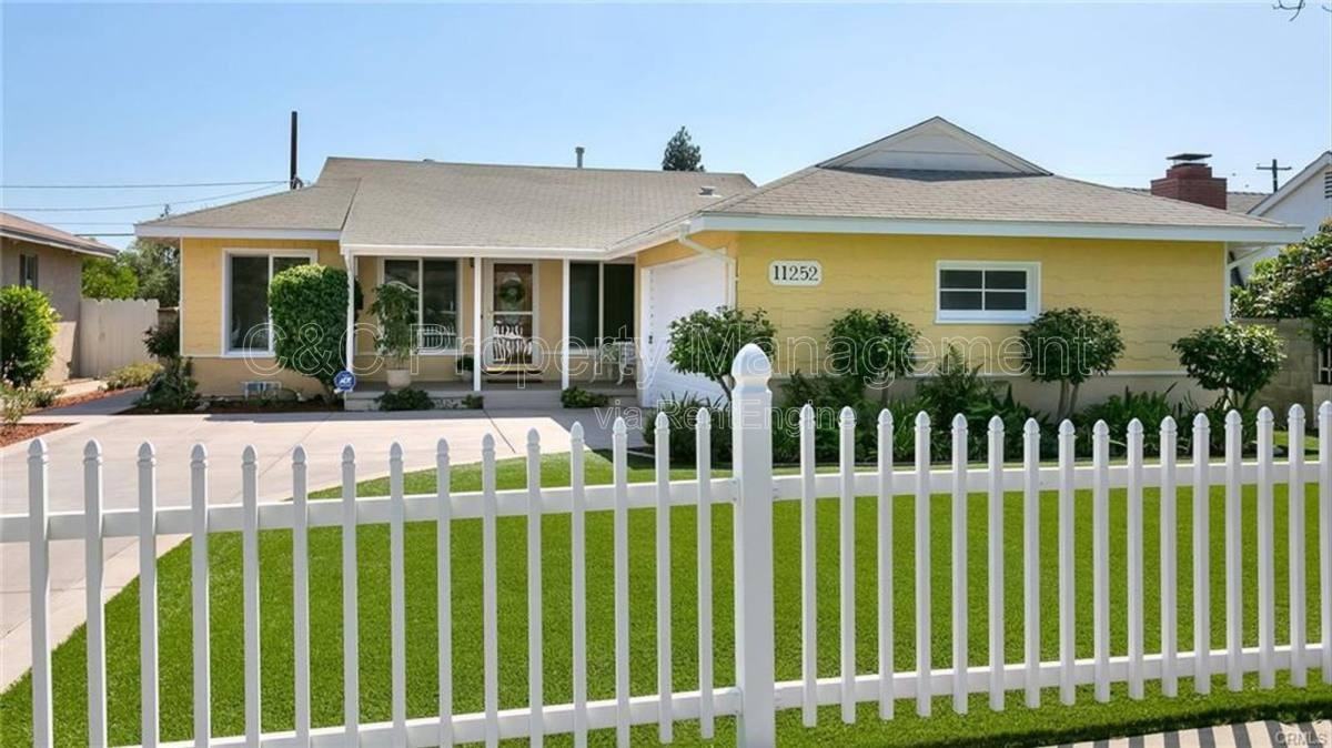 11252 Delano St - Photo 4 of 10