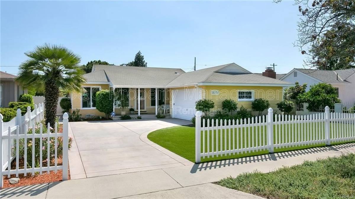 11252 Delano St - Photo 6 of 10