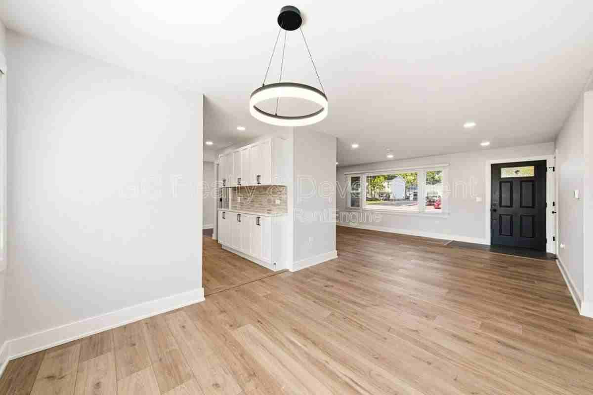 106 Hawthorne Dr - Photo 3 of 10