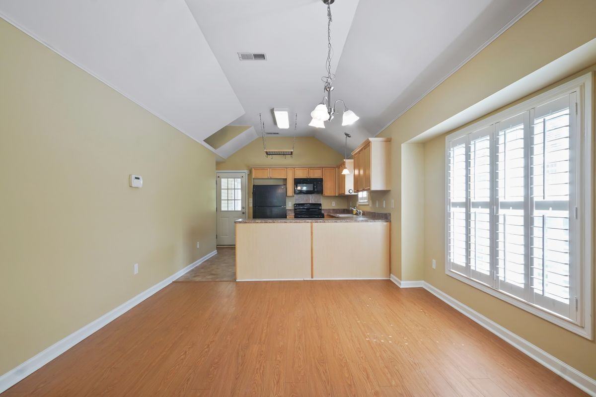 1220 Village Trl - Photo 3 of 20
