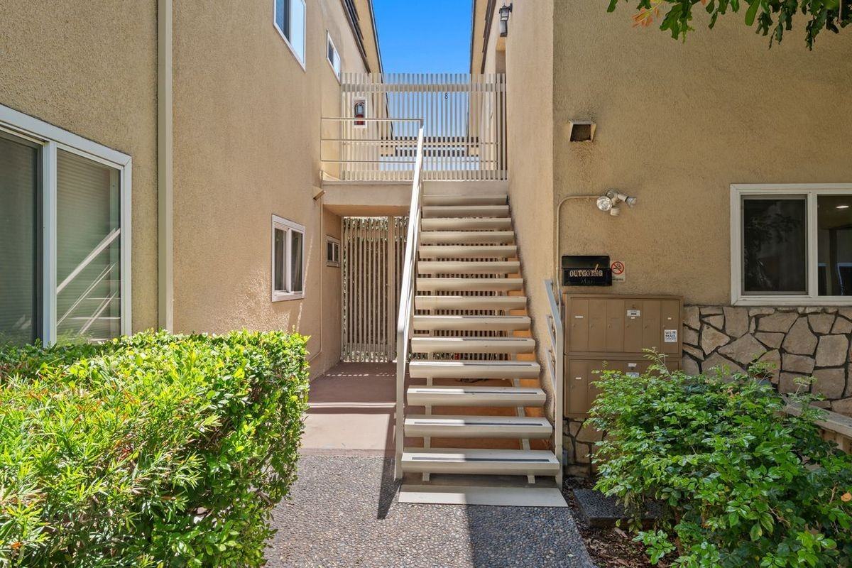 385 Cliff Dr - Photo 4 of 36