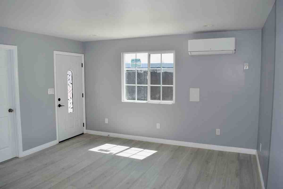 137 N Commonwealth Ave - Photo 2 of 13