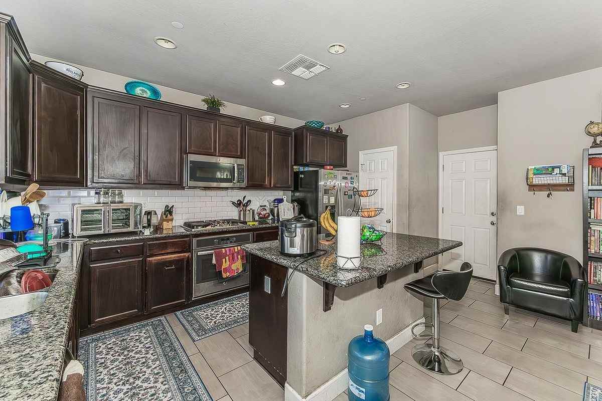 3549 Taylor Ln - Photo 4 of 9