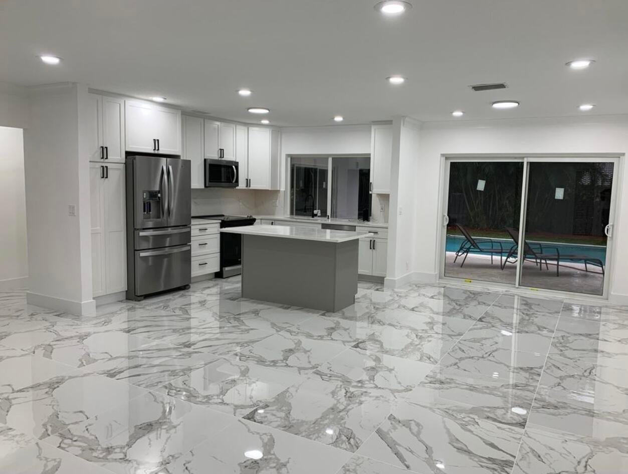 1070 Sw 18th St - Photo 2 of 23