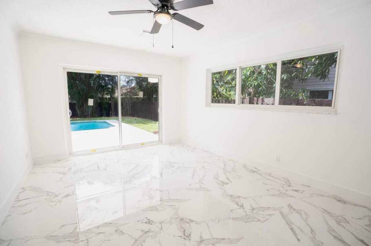 1070 Sw 18th St - Photo 7 of 23