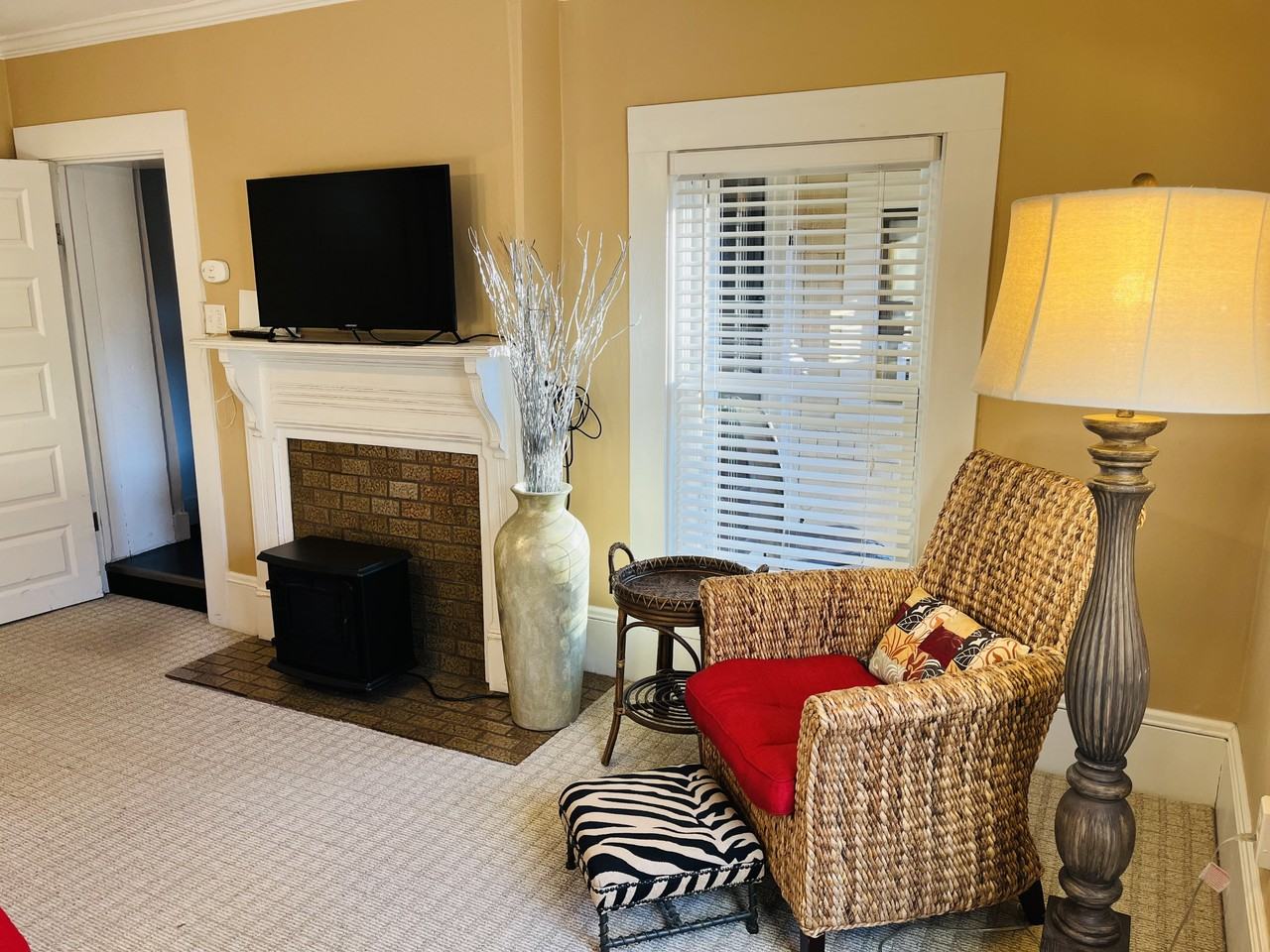 147 E Chestnut St #8 - Photo 4 of 17