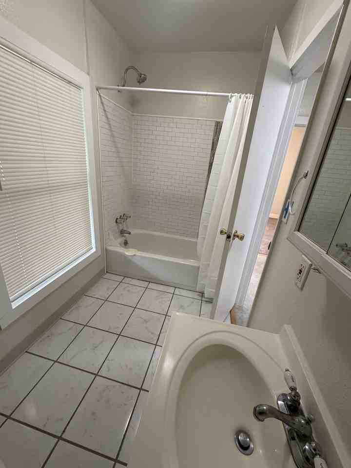 Ne 76th Ave #4 - Photo 3 of 6