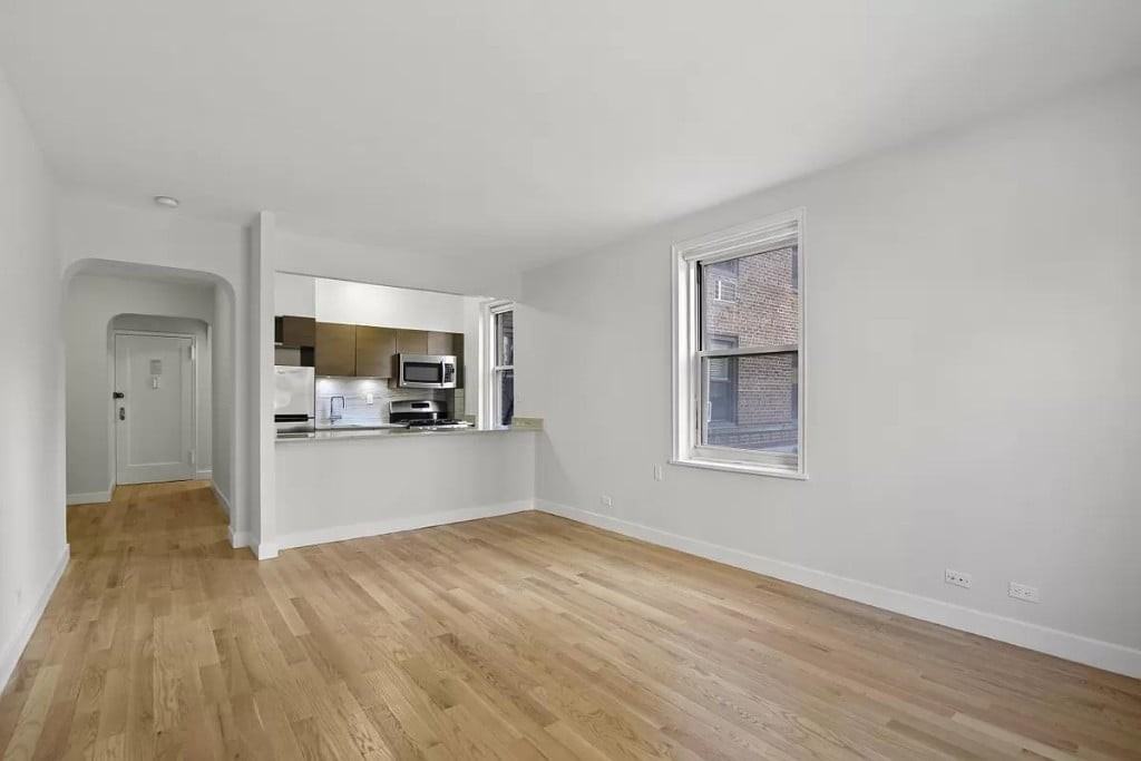 W 18th St #2B - Photo 2 of 5