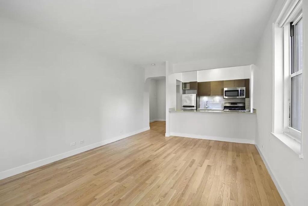 W 18th St #2B - Photo 3 of 5