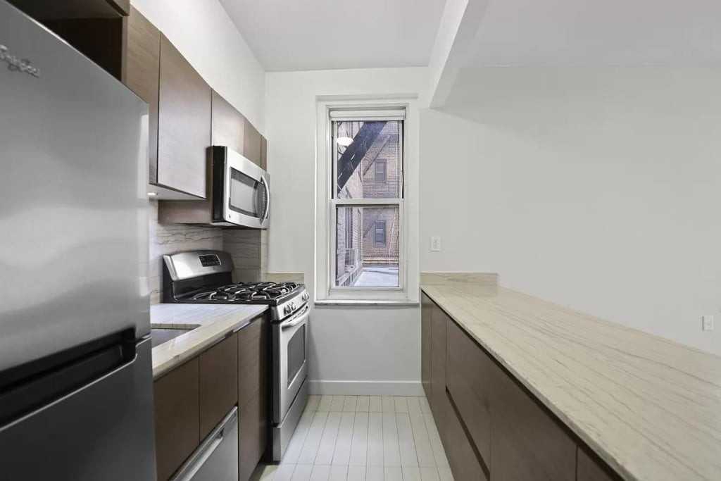 W 18th St #2B - Photo 4 of 5