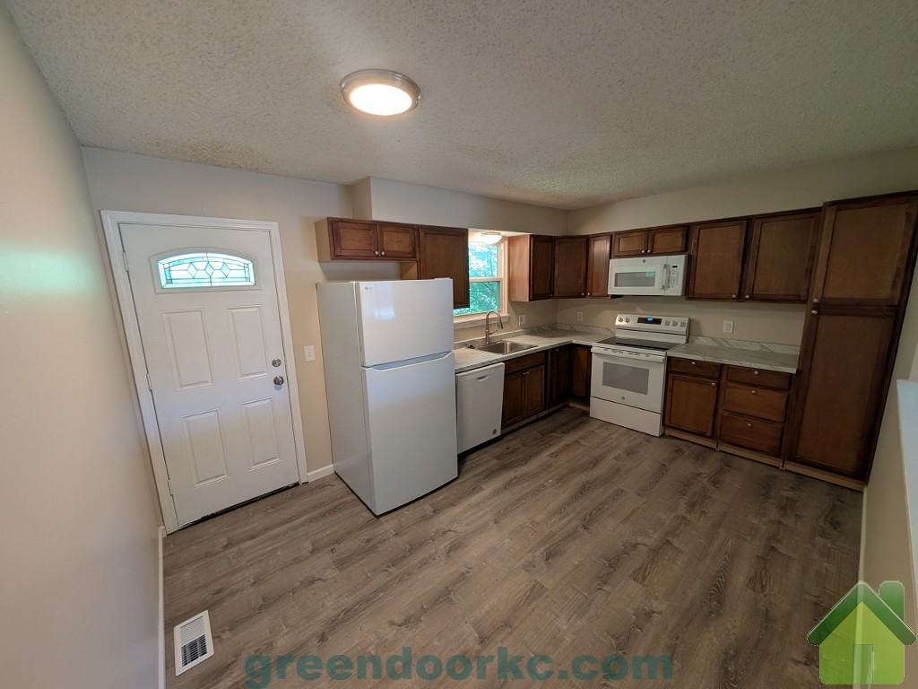 12221 S Sycamore St #12221 - Photo 4 of 11