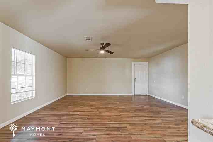 1009 Danube St - Photo 4 of 15