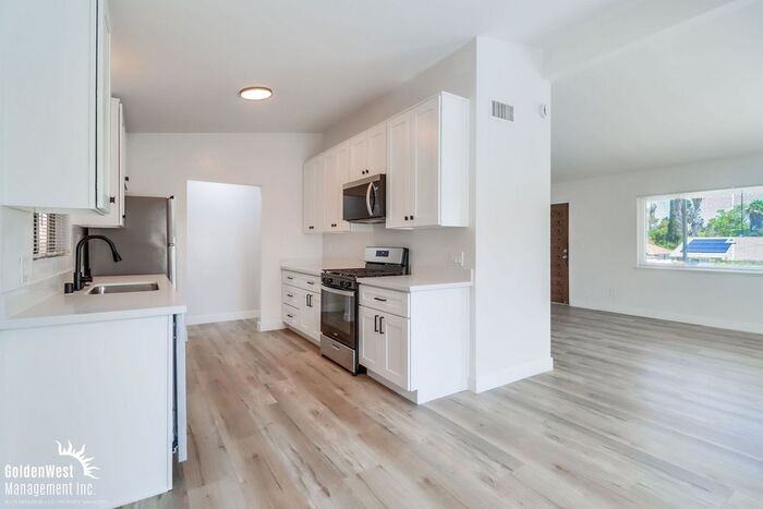 3182 Central Ave - Photo 7 of 20