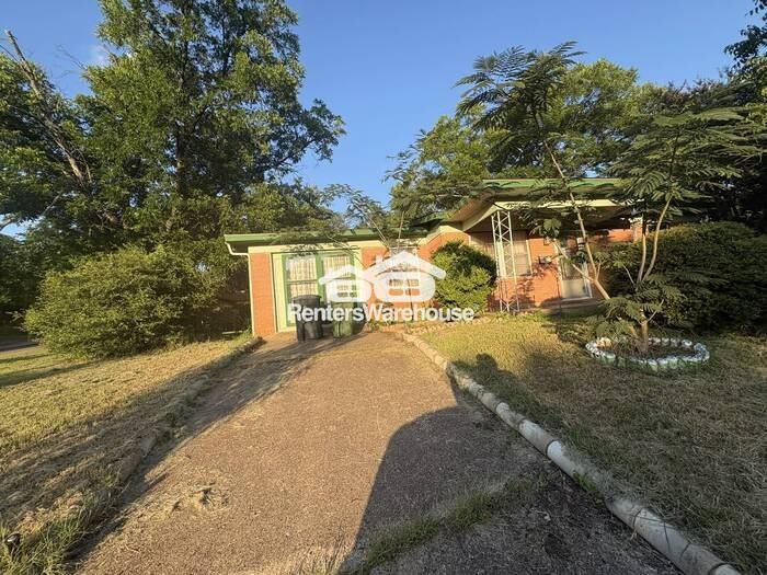 1501 Briarwood Blvd - Photo 4 of 21
