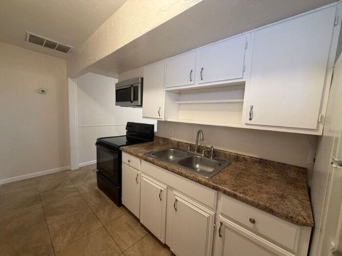 600 S Roosevelt St #2 - Photo 4 of 14