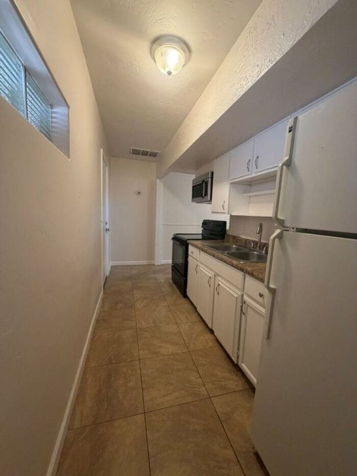 600 S Roosevelt St #2 - Photo 6 of 14