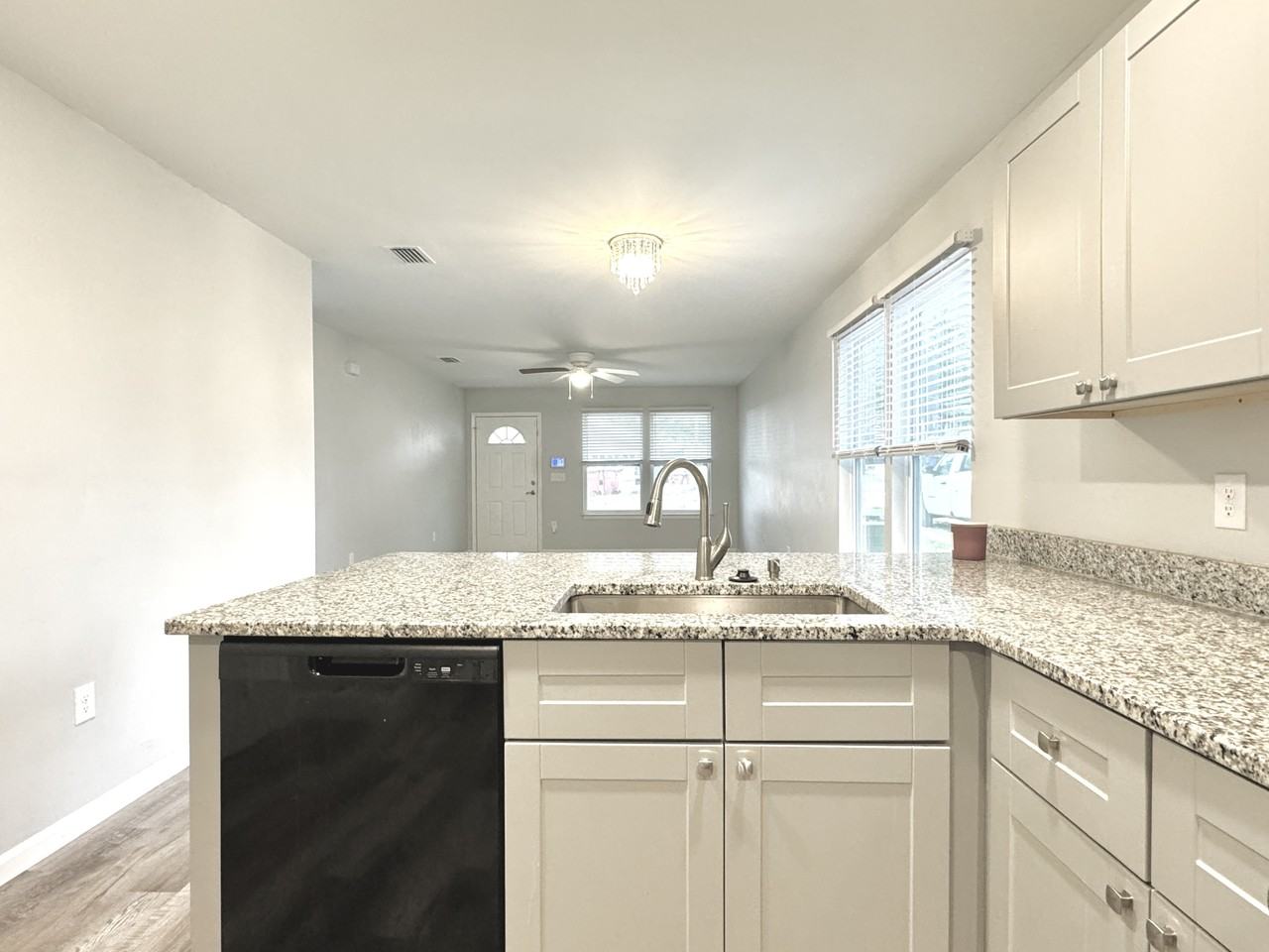 704 E Chestnut Ave #357 - Photo 7 of 33